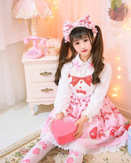 俏丽精致的萌系美女，不同穿搭美的千娇百媚，清澈眼神纯美动人