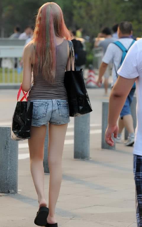 时尚妖艳美女小姐姐，浅色牛仔裤搭配灰色吊带背心尽显傲人身姿！