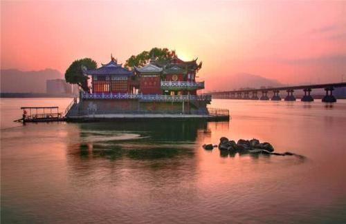 中国最倔强的“钉子户”,矗立水中700多年,还要收人5元门票