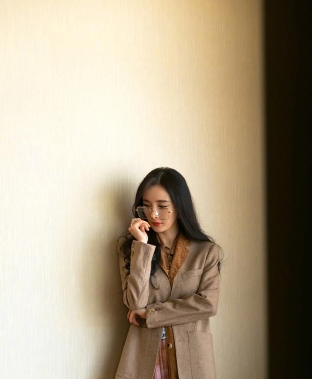 杨采钰■穿基础款大地色系,是一种怎样的体验?