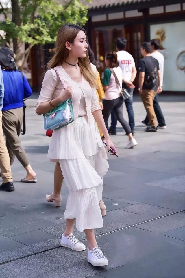 街拍美女:长得好看又有气质的俏丽迷人美女