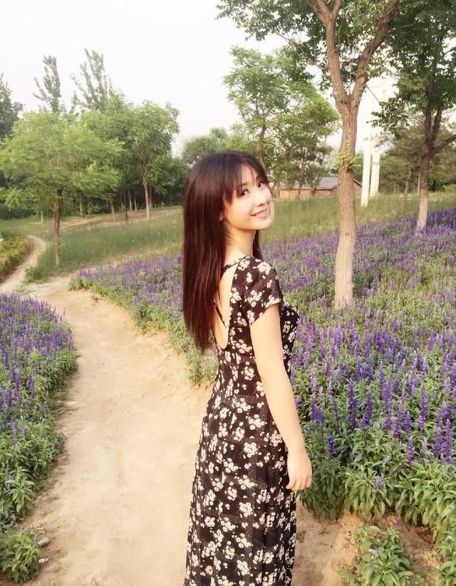 柳岩深V透视裙露沟，网友盯下半身：左手遮完右手遮，想忽视都难