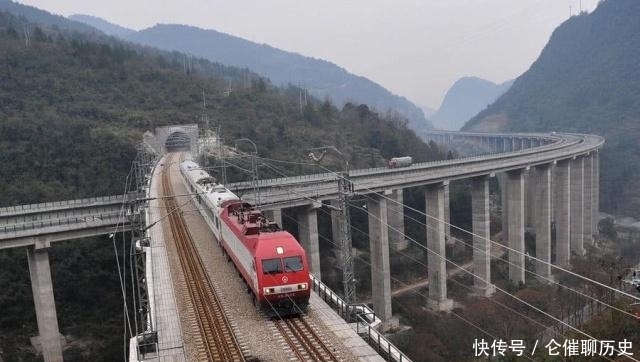  造价■中国最难修建的铁路，一公里造价1个亿，5万人整整修了7年