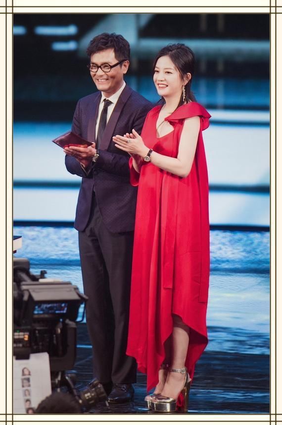 被瘦下来的赵薇惊艳到了！小脸细腰气质炸裂，说她今年42岁你信吗