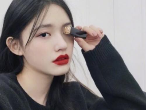 【极致】有种“土到极致”叫林允的美甲，颜色看似又脏又俗，却让常人无法驾驭