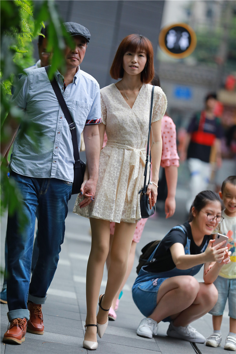 街拍联盟：白色连衣裙搭配肉色丝袜，淑女姐姐示范夏季最佳搭配