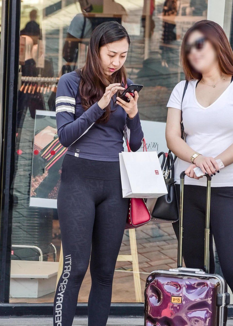 紧身装小女神勾勒出前凸后翘的好身材，网友:下面就有点过分了