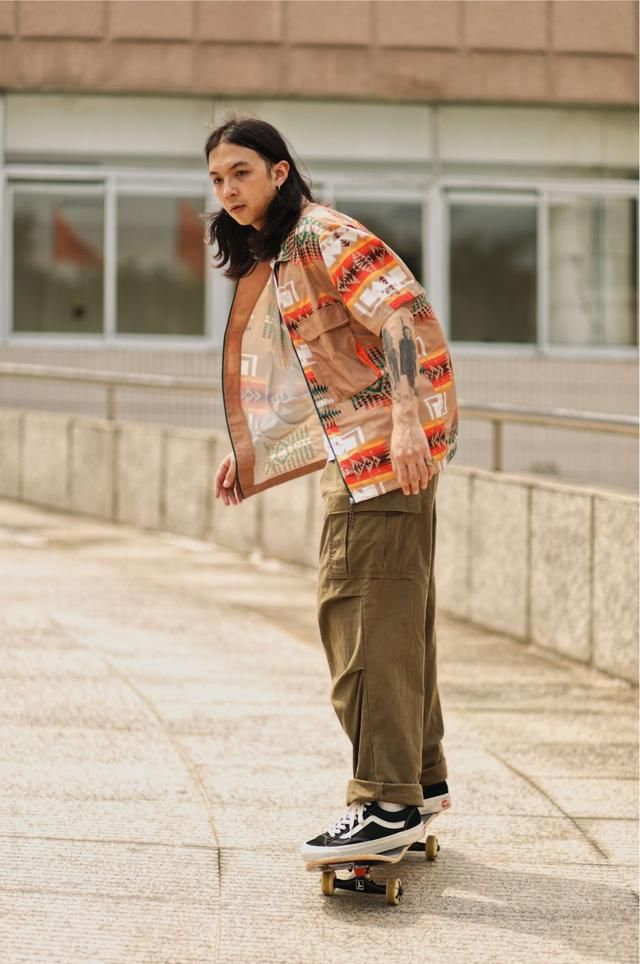 『紧身裤』80%的潮人已经在穿超大的裤子了!而你还在穿「精神小伙」同款紧身裤?