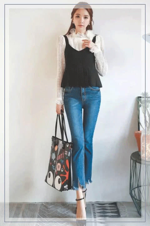 「展现」牛仔裤低腰的设计,展现女神气质,是典型爱美女性的必备穿搭