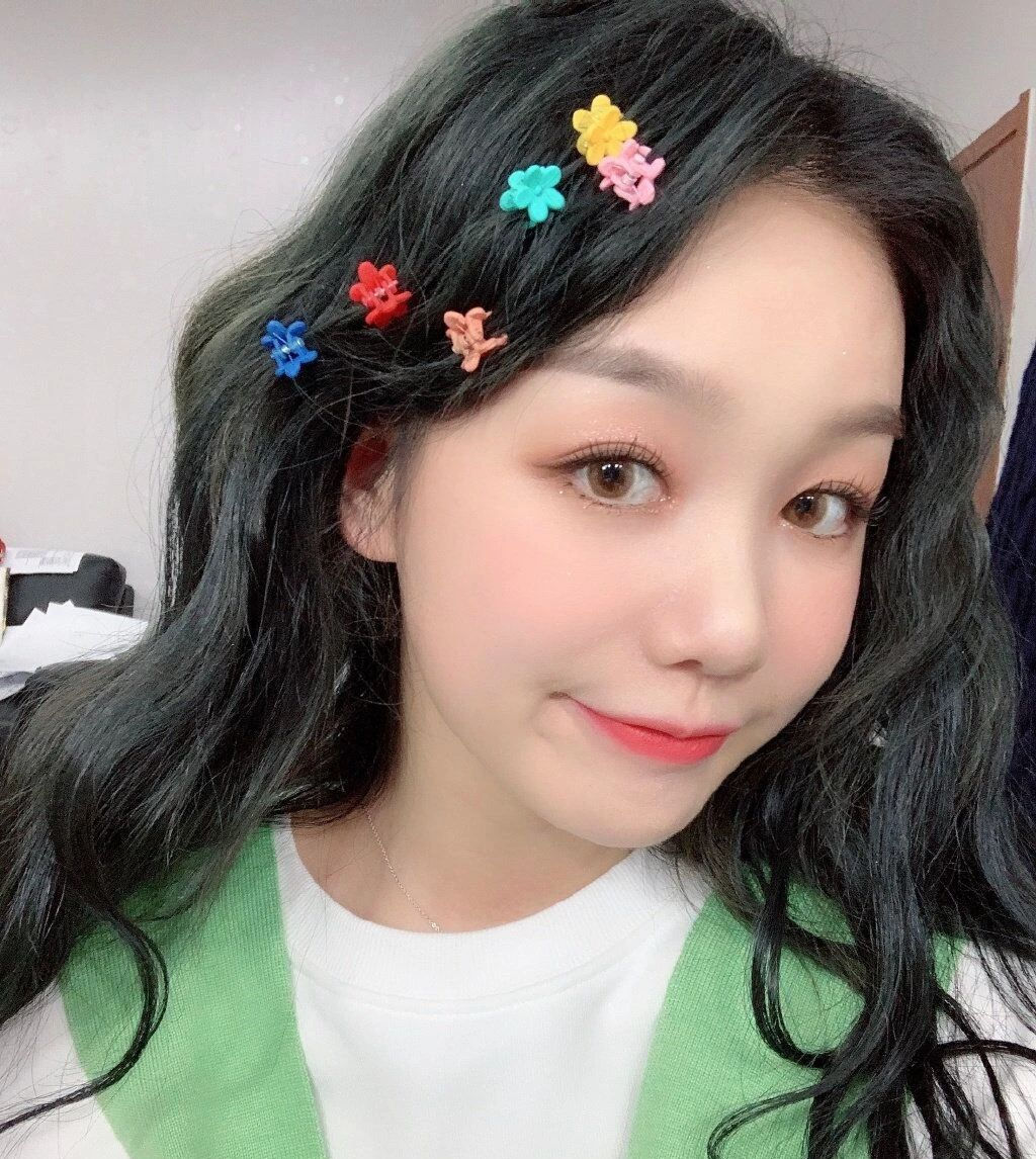 『打造』金色发夹的可爱时尚搭配 用小夹子打造俏皮发型