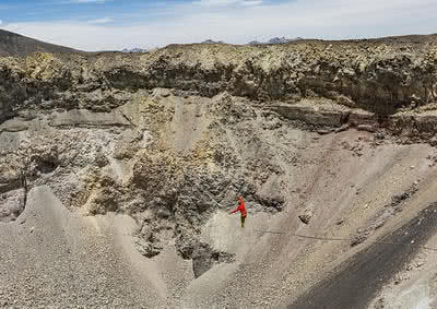 男子5700米高空走绳索，脚下就是火山口！