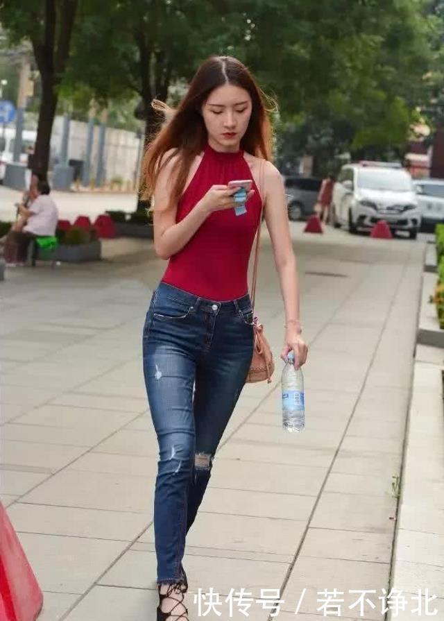 【时髦】路人街拍,靓女十分优雅迷人,穿背带牛仔连身裤,时髦又迷人