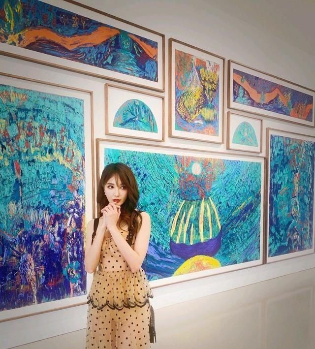  身穿：刘玥菲可盐可甜，身穿一件白色T恤配超短百褶裙，让她“重回”18