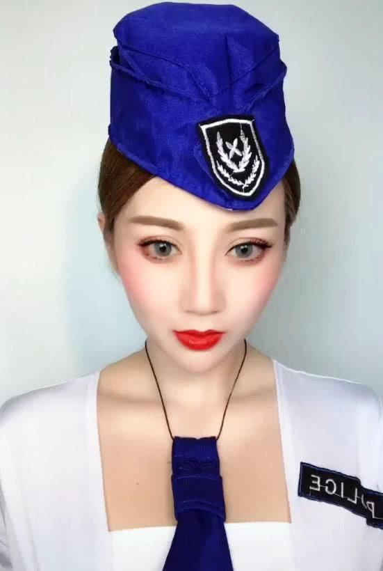空姐下班卸妆，她向眼睛动手那一刻，网上炸锅了，网友：奶奶？