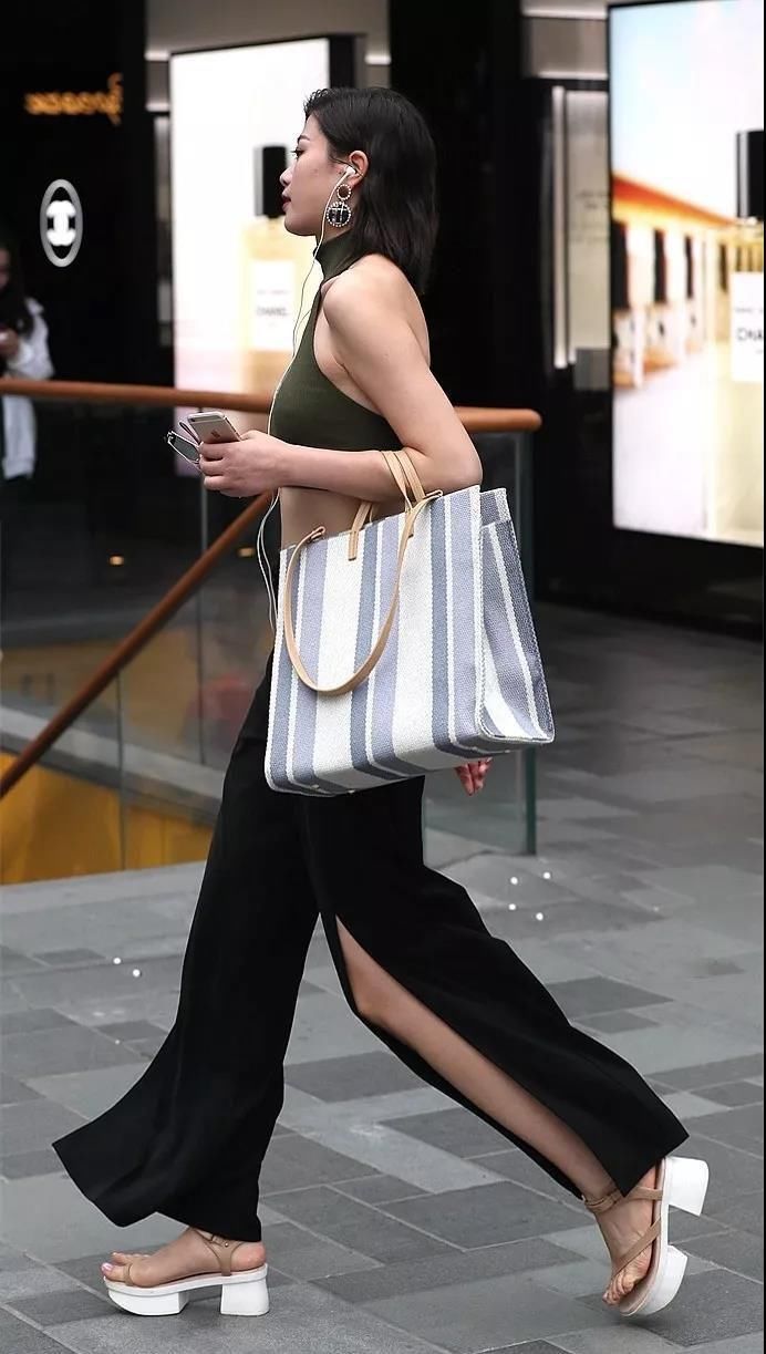 街拍 成熟美女姐姐吊带背心 尽显大好春光 风韵味道意犹未尽