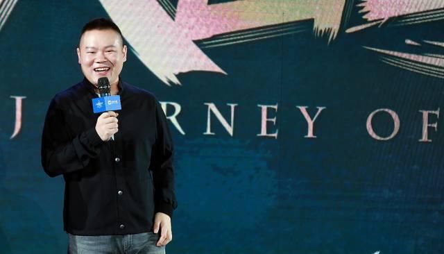 岳云鹏高能卖萌演绎《泰坦尼克号》片段  被夸小鲜肉一脸害羞