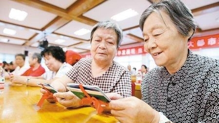 2019年养老金迎来15连涨，企事业的退休人员上涨的钱是一样的吗？