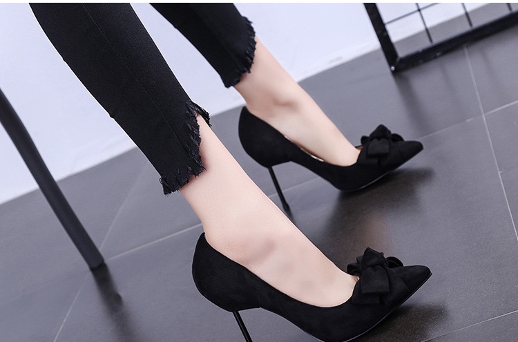 蝴蝶结■高跟鞋:纤细的筷子跟与蝴蝶结结合的高跟鞋