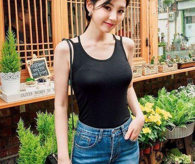 街拍：清新靓丽的小姐姐, 肤白貌美颜值高, 彰显优雅气质