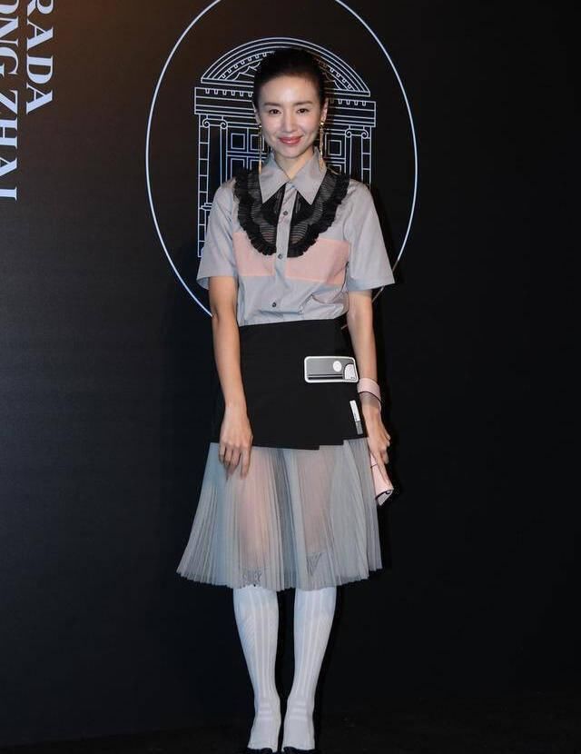 #气质#董洁依旧气质出尘清丽,衬衫搭配灰色纱裙,前卫又时髦