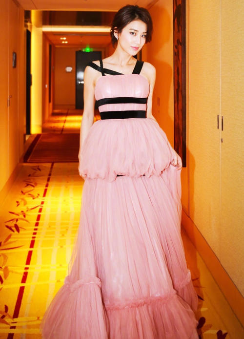 一款小黑裙就有三大女星穿，娄艺潇最像小仙女，吴昕美过黄圣依！