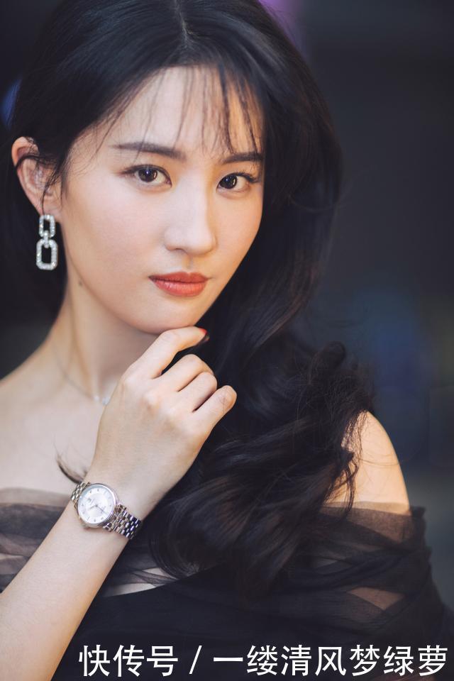 『吃香』“高级脸”已经不吃香了,现在流行冻龄“娃娃脸”,多大都不显老