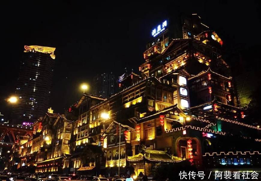 重庆又双叒叕火了！厕所容纳2千人成“网红”，名字最牛！