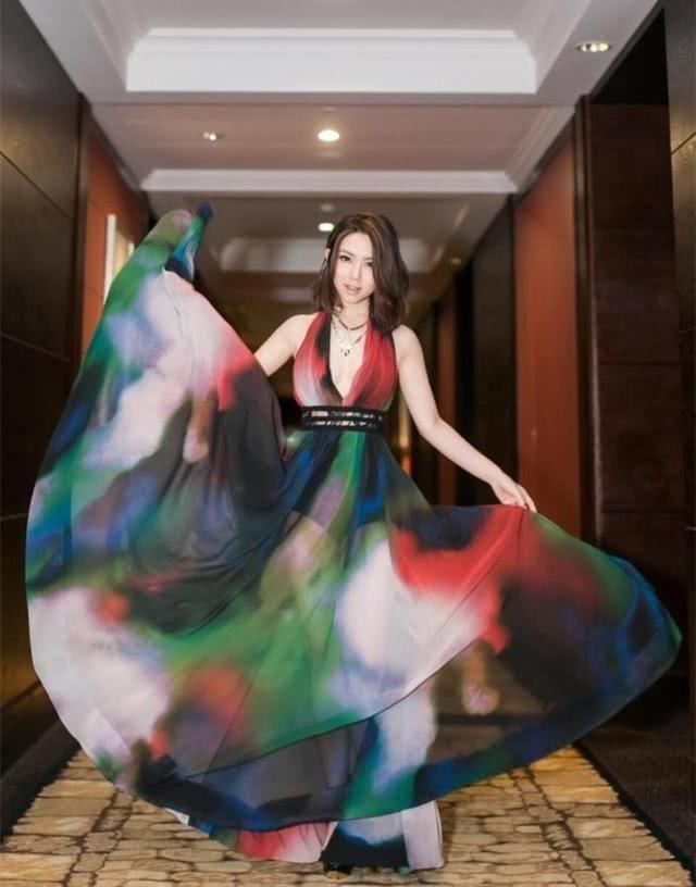 邓紫棋又换风格了，这一次深v长裙穿在她身上，实在太优雅了