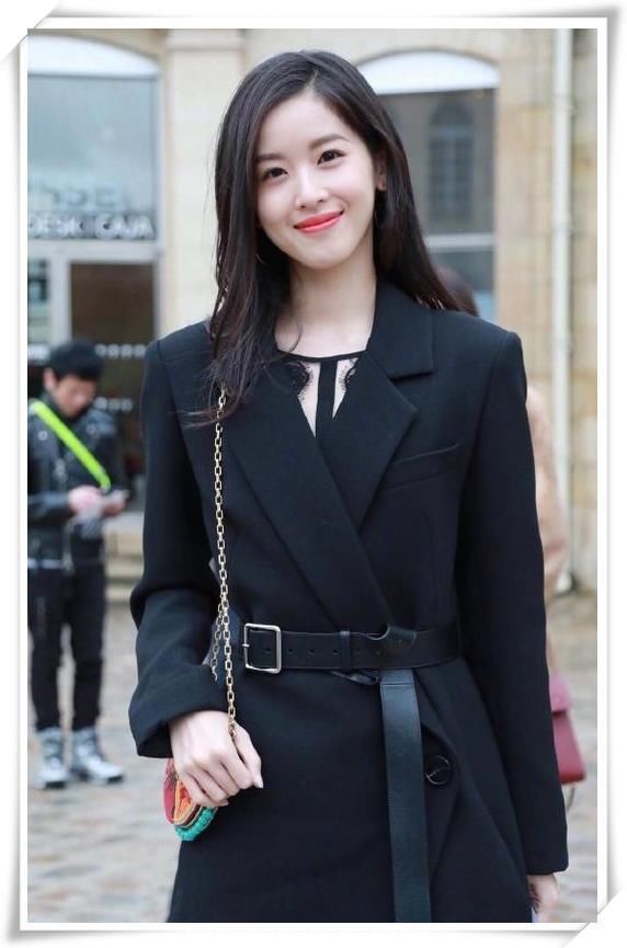 当章泽天和田朴珺同穿西装，网友：一个霸道总裁一个公司前台！