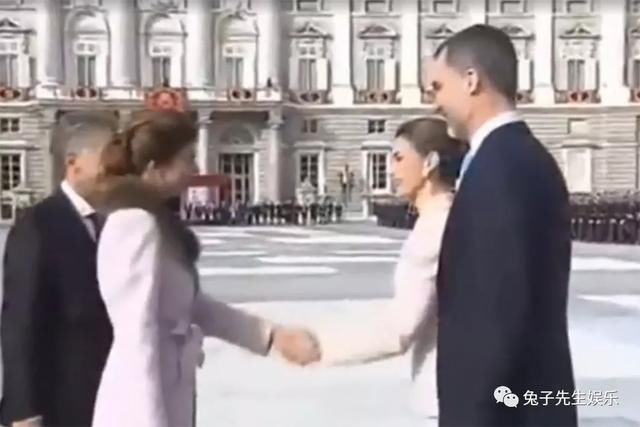 阿根廷第一夫人当众要牵手，却被西班牙王后莱蒂齐亚各种碾压！