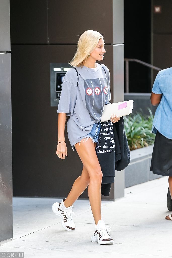 被比伯传染？海莉鲍德温眉头紧锁表情痞气   T恤短裤显低调“鸽子
