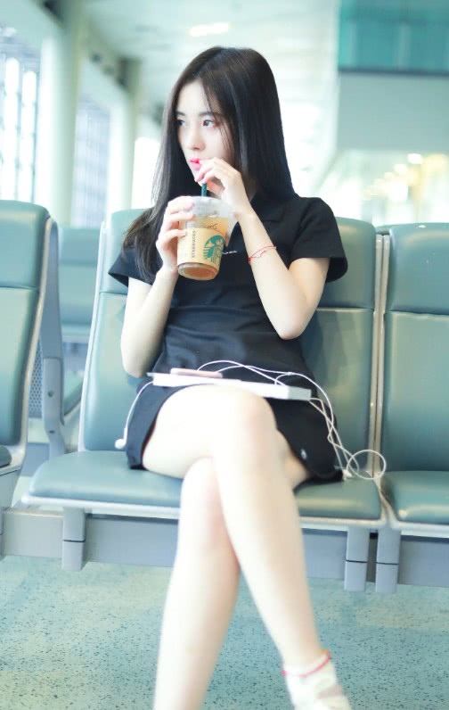 鞠婧祎礼服上有这么多“贴纸”，档次都没有拉低？意外美翻了