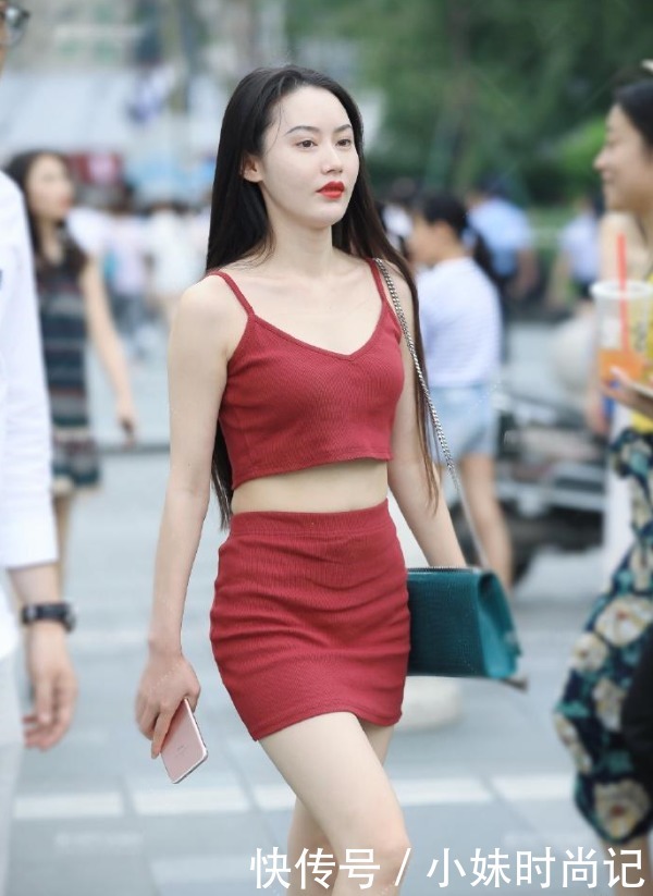小姐姐|街拍:表姐好好的连衣裙非要在中间”截一道“, 这样好看吗?