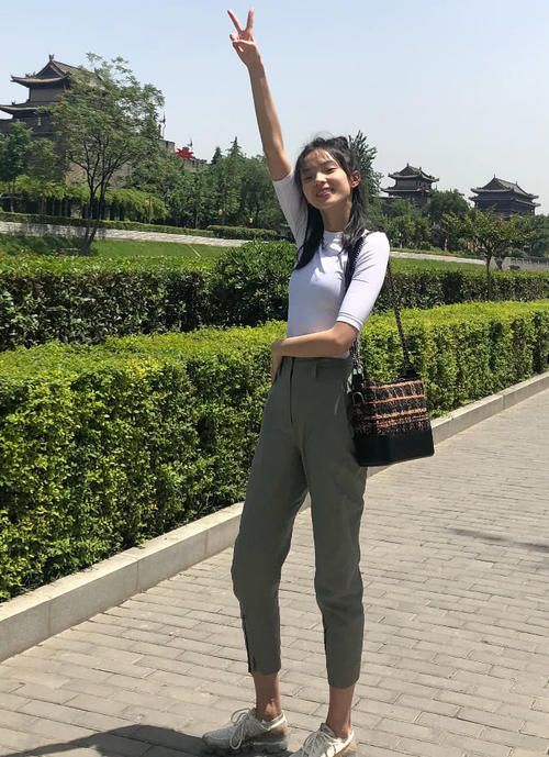 超模雎晓雯画风清奇，不介意鞋子沾满泥巴，古灵精怪堪比周冬雨！