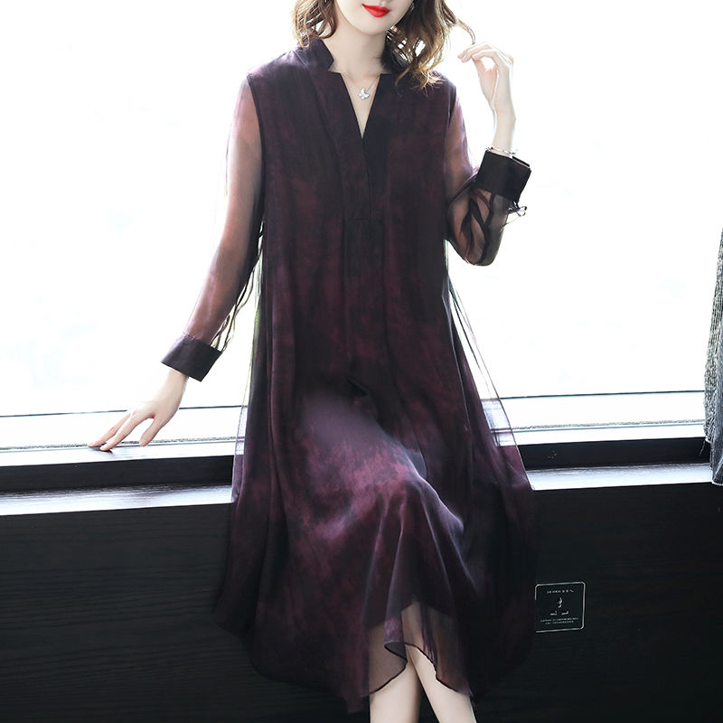 48岁大姑，入秋从不穿阔腿裤!只穿这高贵裙，嫩美像29小姐姐