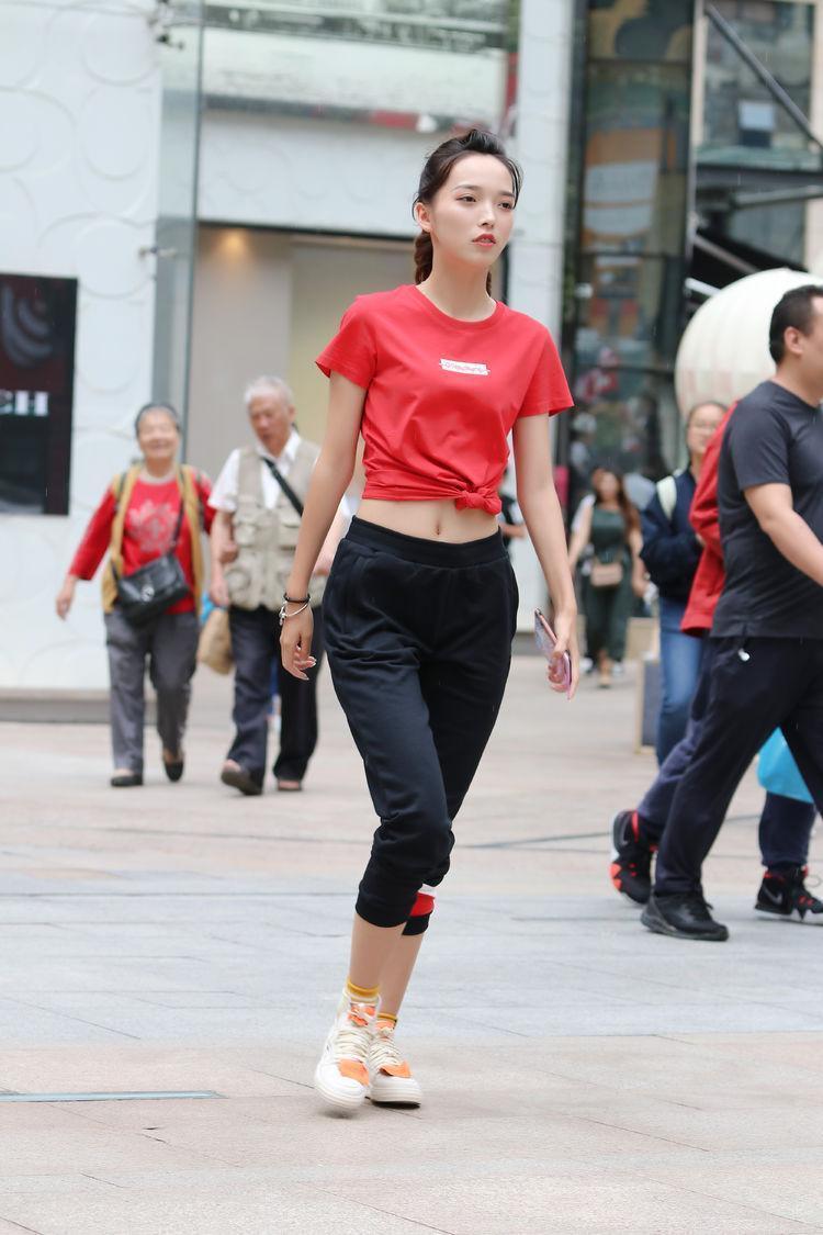 街拍:这对姐妹花出街都选择了短裤,可见夏天短裤是有多火!