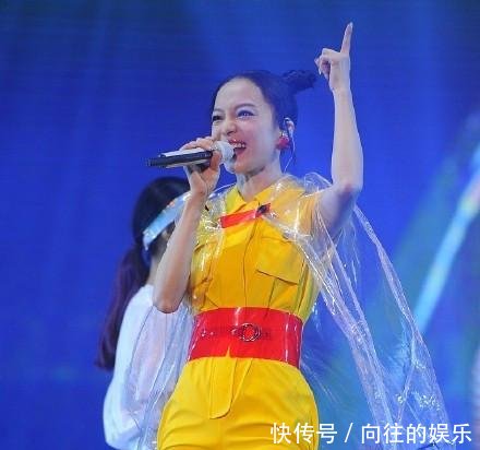 张韶涵穿“雨衣”配红色连裤袜亮相,这造型让人一言难尽!