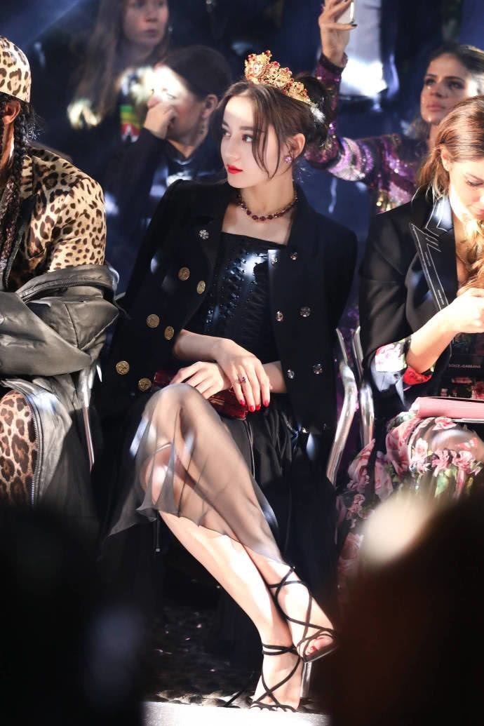 迪丽热巴未精修照片流出，头戴皇冠美到不敢认，网友：是女王本人
