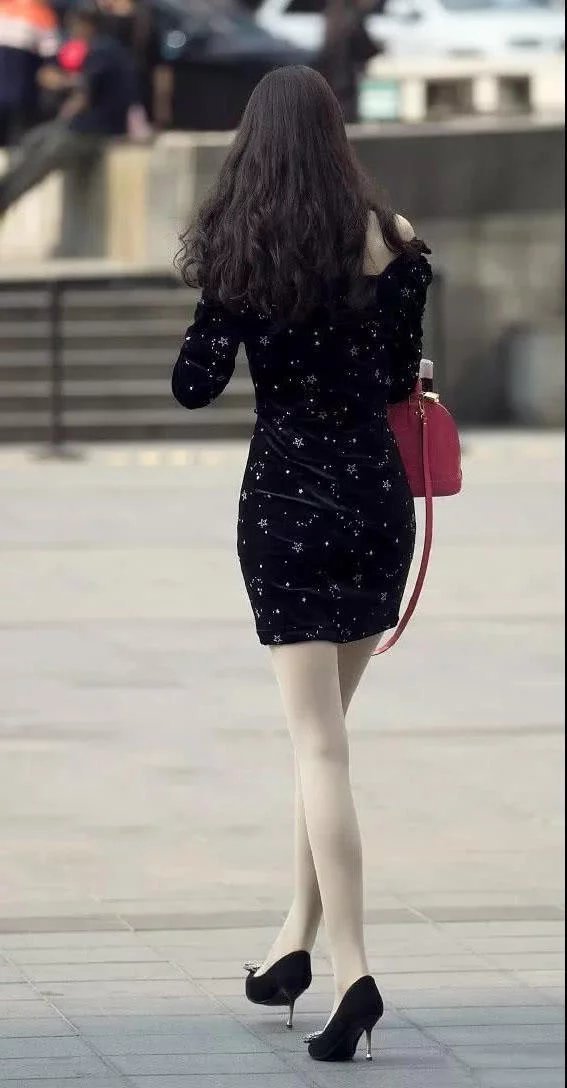 女神系小姐姐时尚抹胸短裙显苗条身材，肉丝配高跟十足女王范儿，