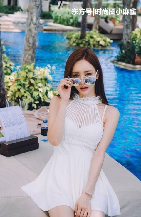 「纤瘦」街拍美女:身材纤瘦的小姐姐,一身白色紧身裙,时尚又亮眼!