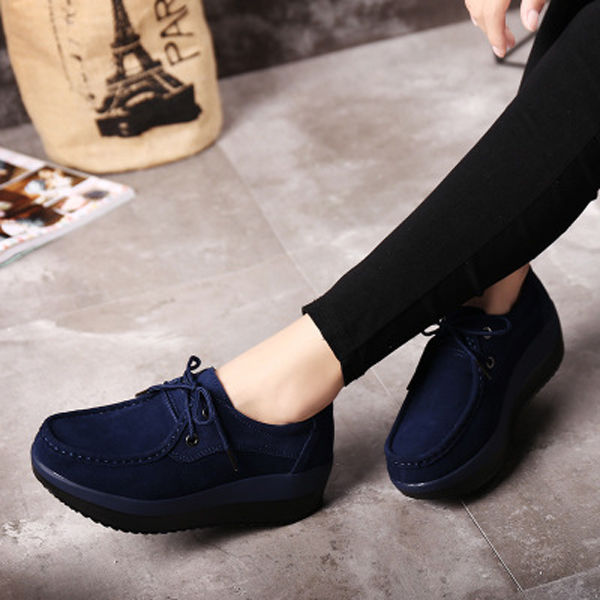 小个子女人，出门别总穿高跟鞋!如今流行这样的软软鞋，优雅舒适