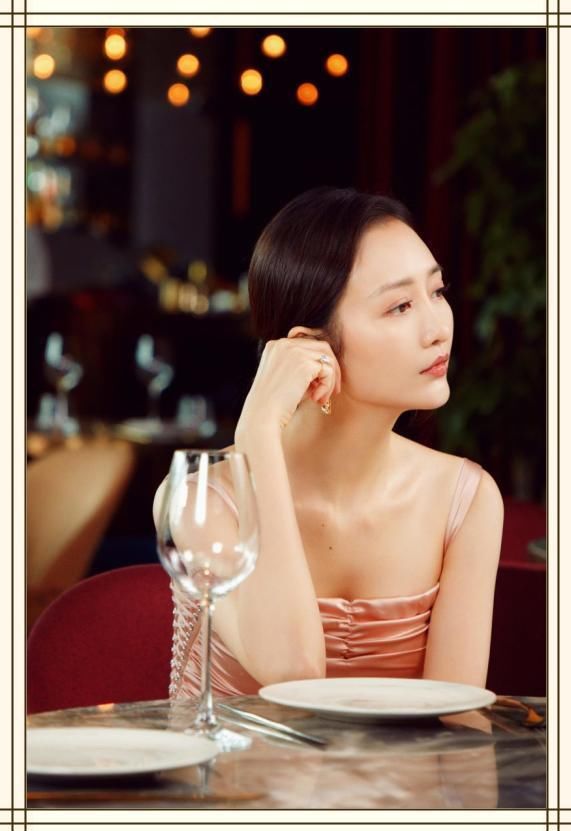 当王鸥穿金色紧身裙撞上迪丽热巴,网友直呼:张雪迎这下尴尬了!