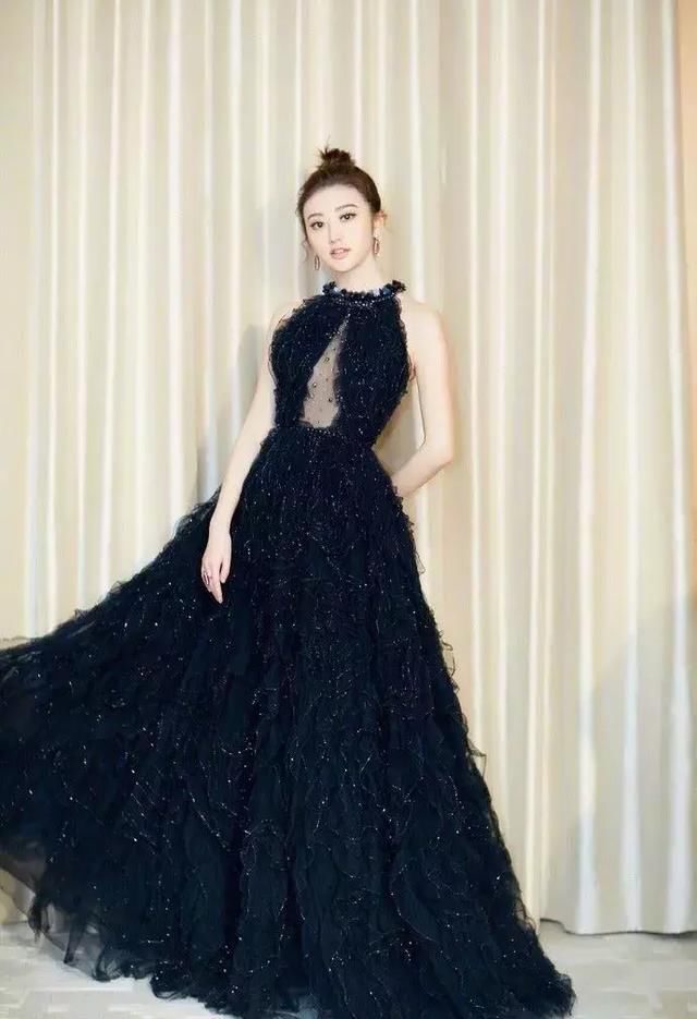 景甜的腿才是漫画腿，网友:以后长裙就别穿了