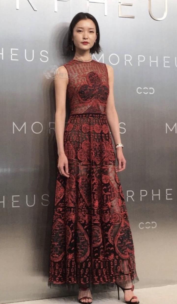 有点惊艳!一席红色的连衣裙，杜鹃尽显高贵典雅