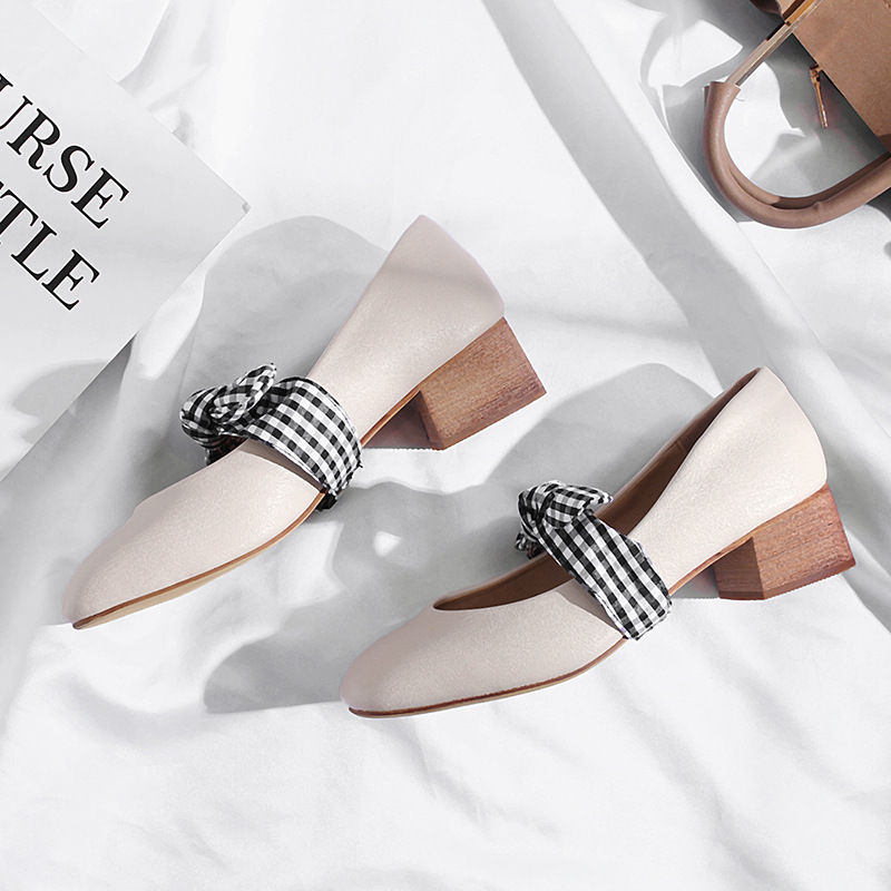 原来越多的女人都不穿高跟鞋了，今夏流行“原宿风”，清新显气质