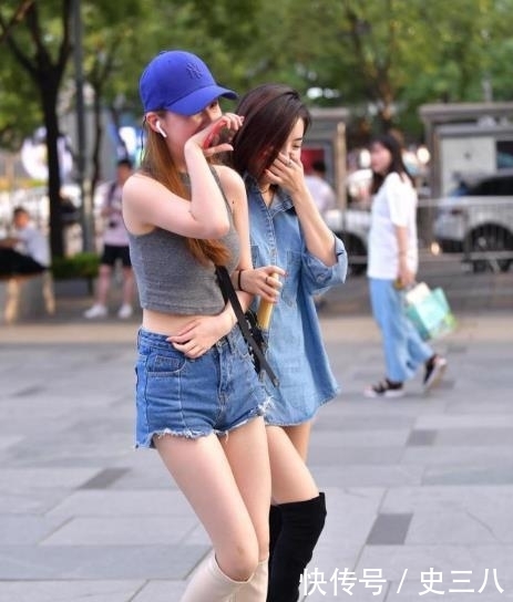 美女:街拍美女:紧身牛仔裙,时尚优美,凸显小姐姐的超模气质!