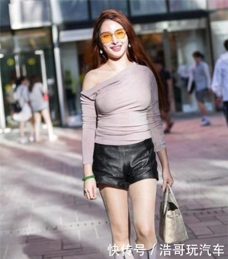 「不已」街拍:身材匀称的美女,一件露肩上衣配靓丽的小皮裤,让人赞不已