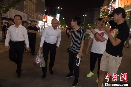  「代表」香港警队代表游览北京王府井