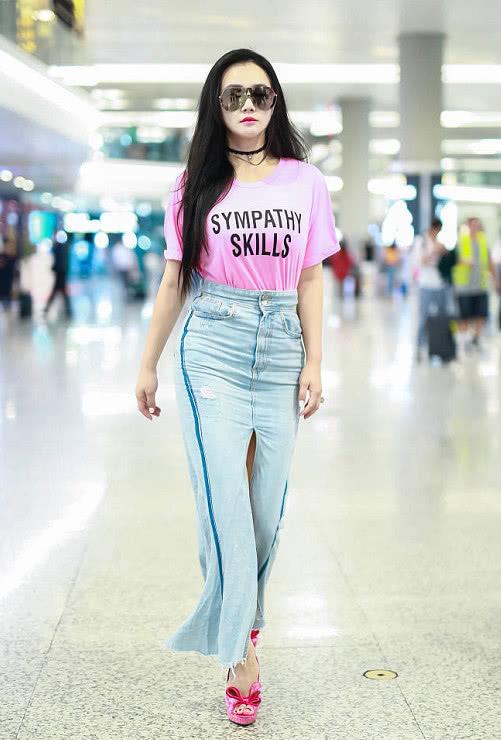 冉莹颖太敢穿！开到大腿根的设计竟在裙子正面，网友：真不安分