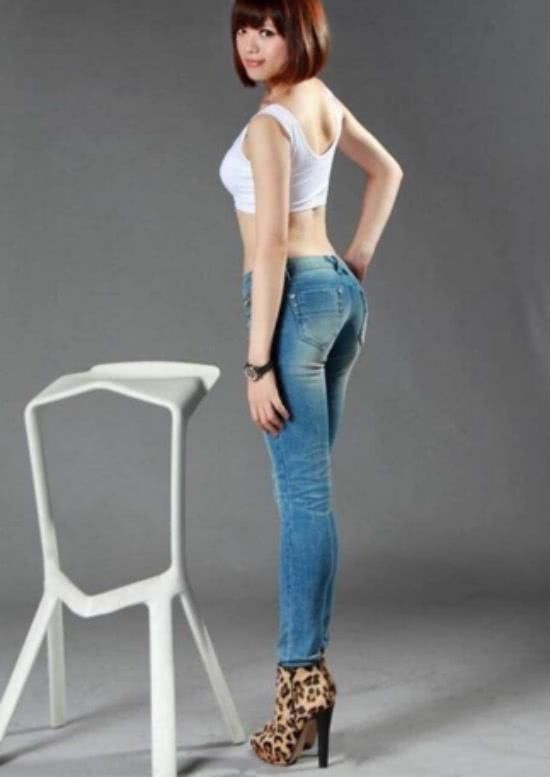 牛仔裤勾勒出性感美腿，别的衣服都不容易做到!